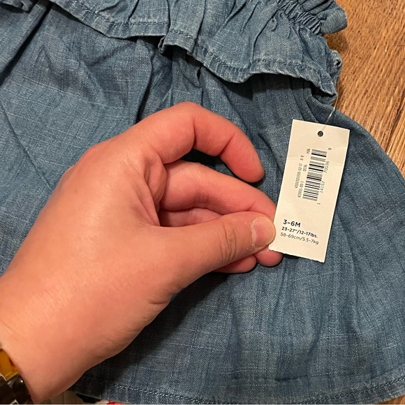 NWT Old Navy Baby Chambray Ruffle Tank with Floral Bloomers 2 Piece Set, 3-6M - Picture 5 of 6